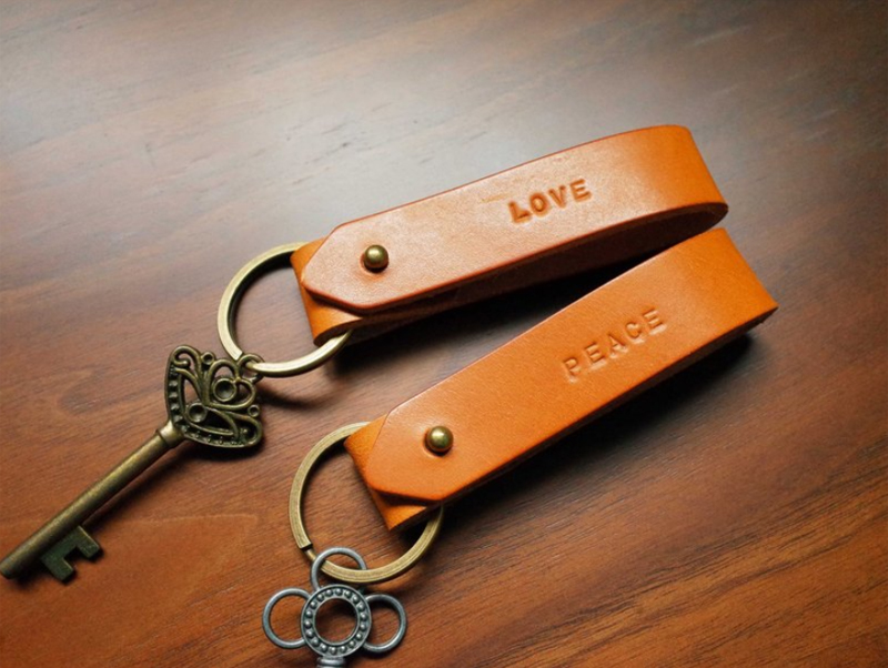 08-Custom text leather keychains